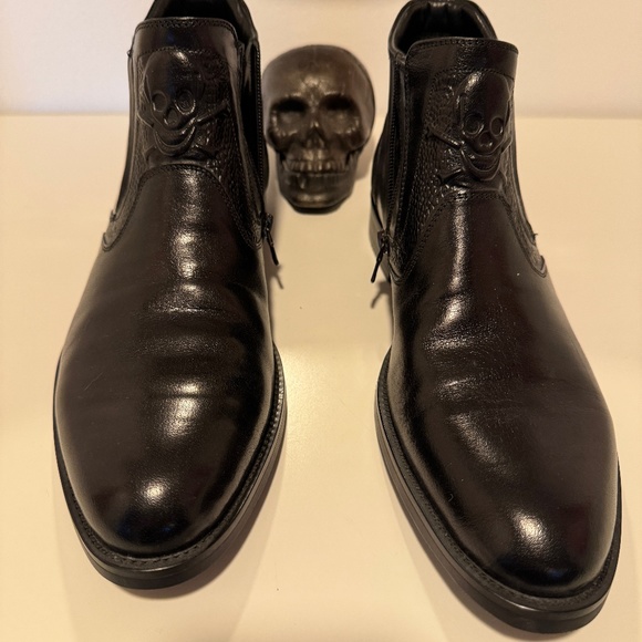ROBERT GRAHAM Gordon Skull Embossed Fur Lined Zip Ankle Boot main image 15